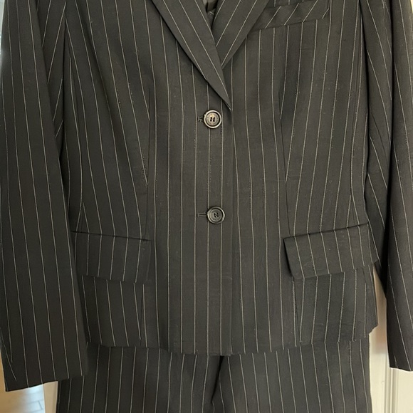 Anne Klein Blue pencil skirt suit, white pin stripe 2 button jacket - Picture 3 of 16